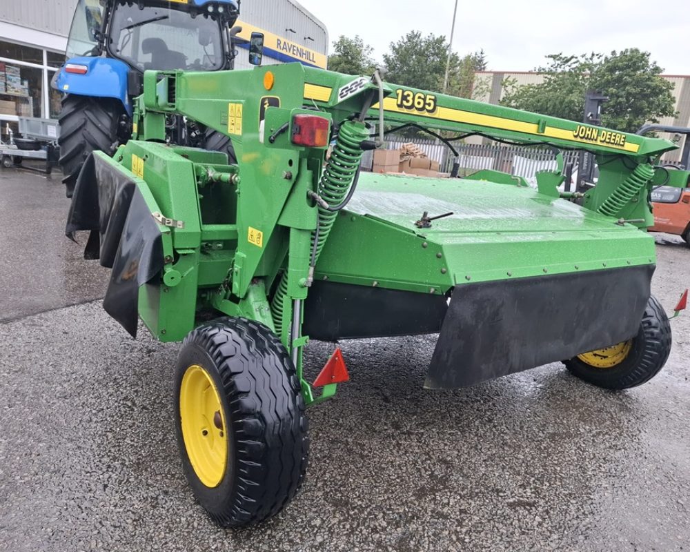 JOHN DEERE 1365 TRAILED MOWER