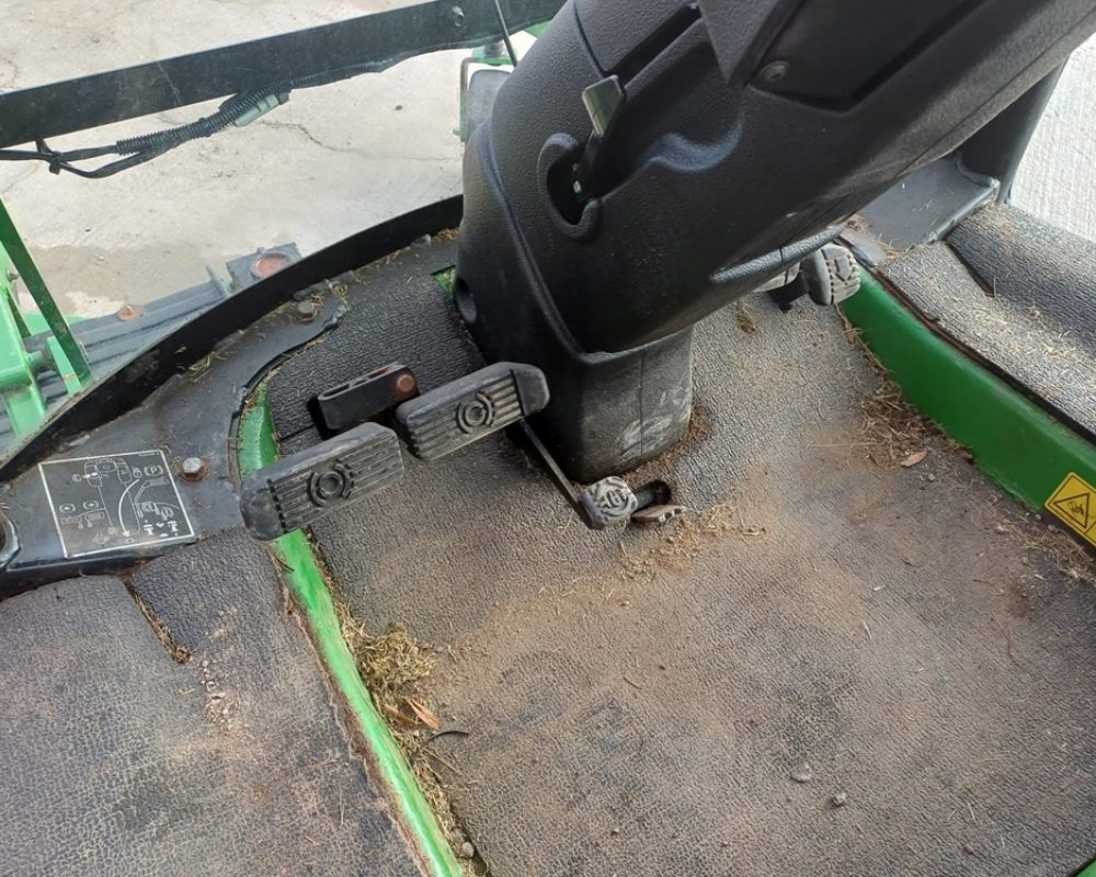 JOHN DEERE 1575 JOHN DEERE MOWER